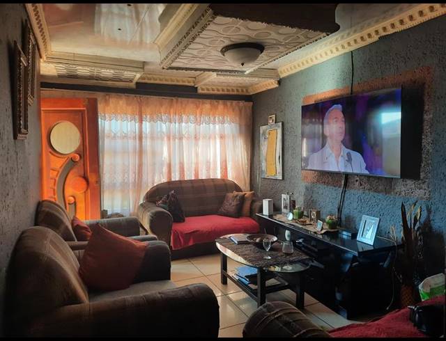 2 BEDROOM HOUSE FOR SALE IN SEBOKENG UNIT 16